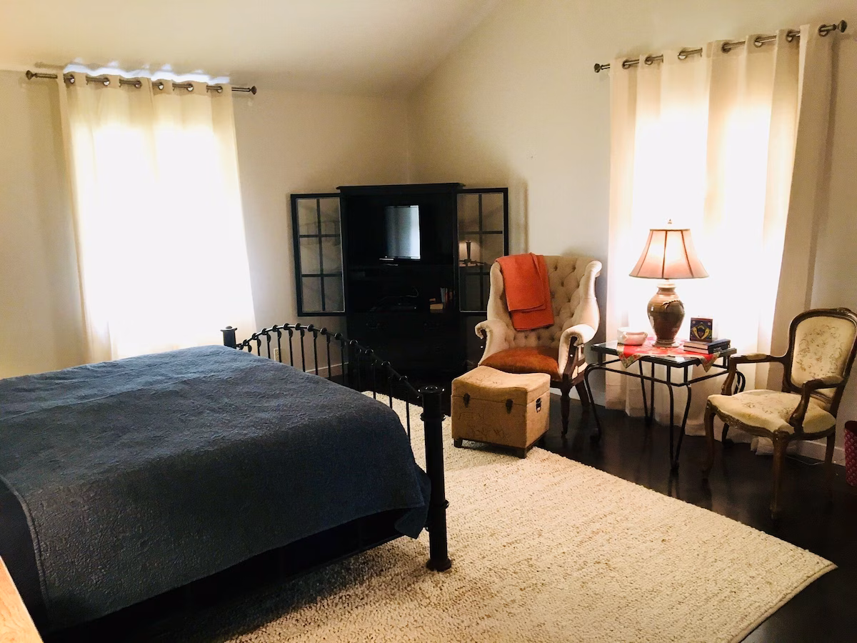 Bella Rosa Cottage, cabin with a private hot tub, photo 4