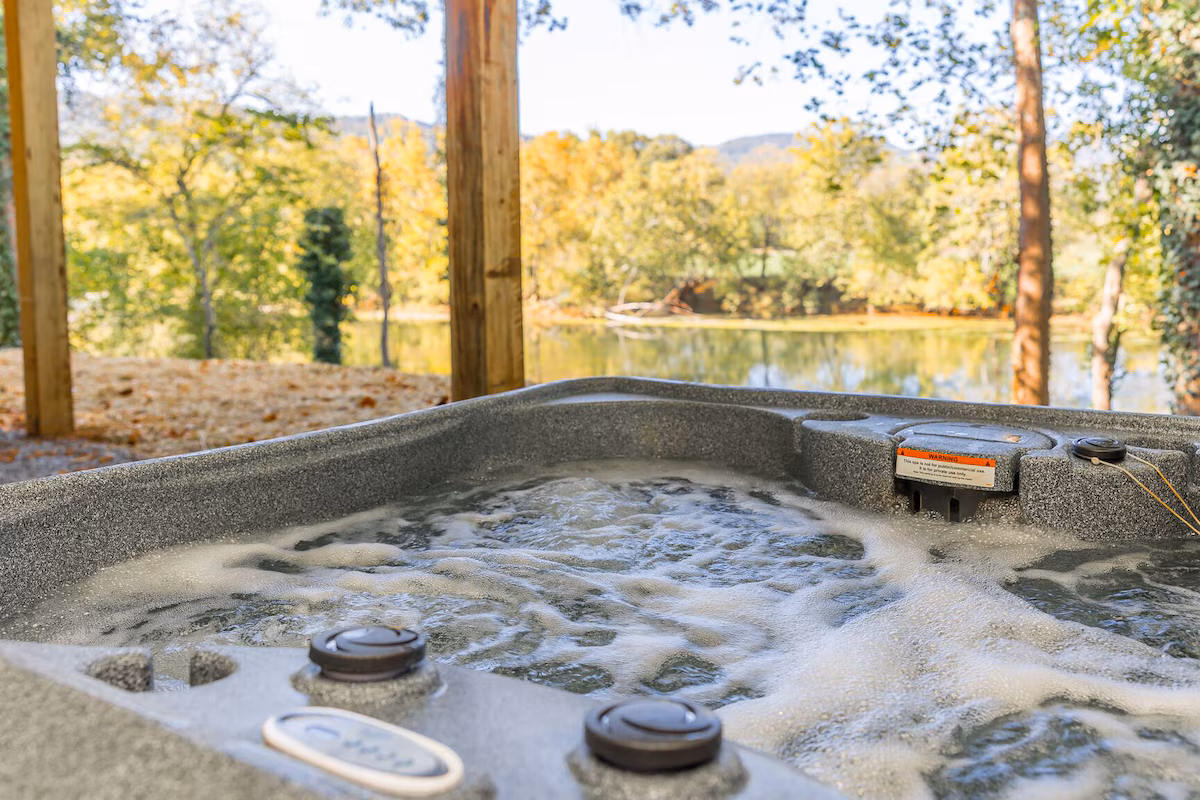 Castaway Cottage Riverfront, cabin with a private hot tub