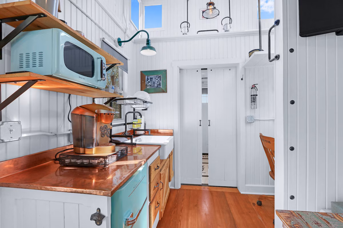 Chic Caboose in Wimberley Square, cabin with a private hot tub, photo 2