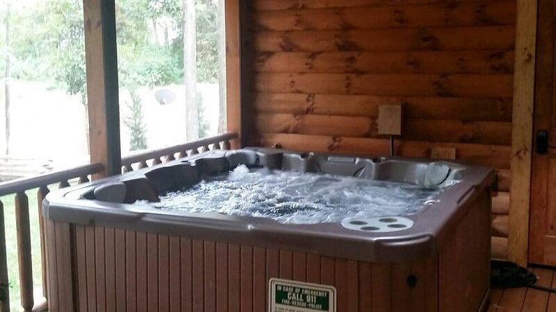 Cuddly Cub, cabin with a private hot tub
