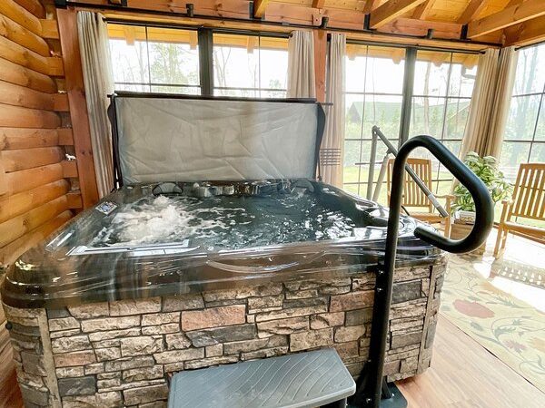 Fox Den Cabin, cabin with a private hot tub