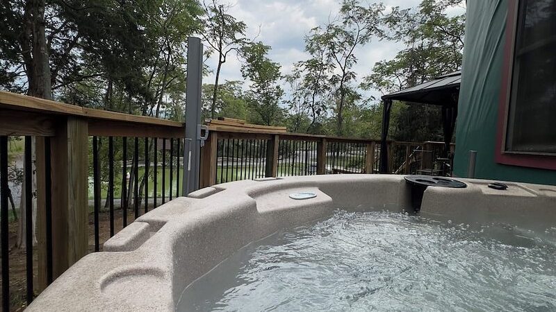 Granny Squirrel Yut, cabin with a private hot tub