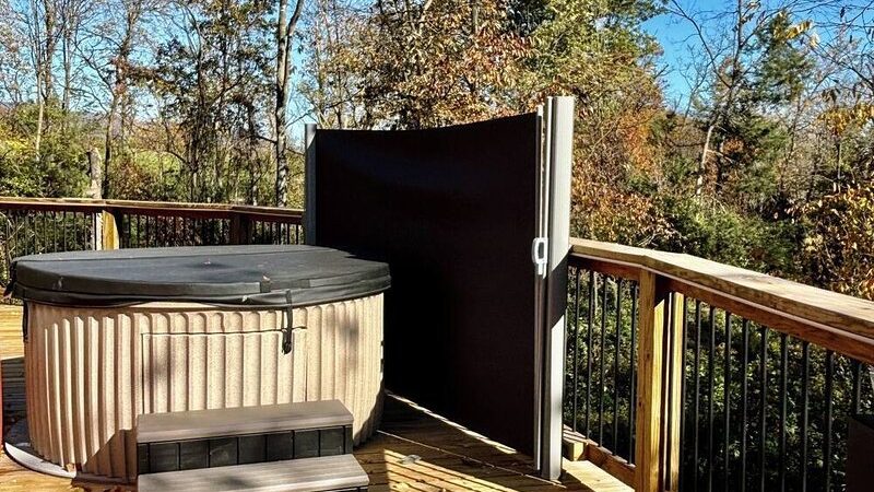 Hootie Owl Yurt, cabin with a private hot tub