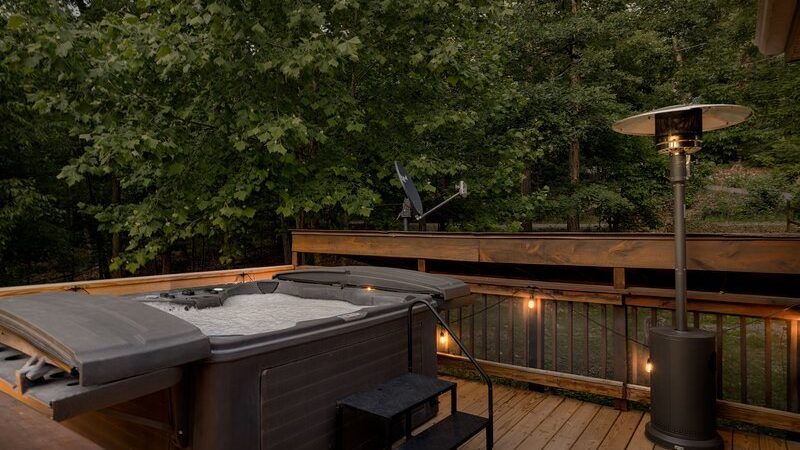 Chic Cozy Cabin, cabin with a private hot tub