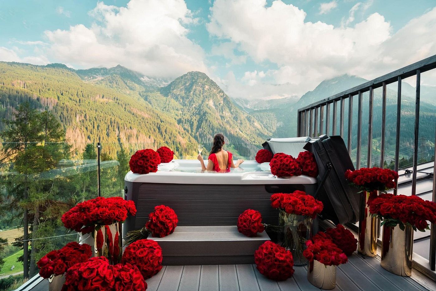 Read more about the article 13 Unique Jacuzzi Rooms & Private Spas Worldwide