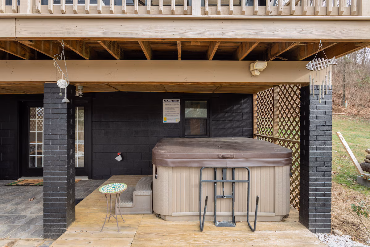 Modern Riverfront A-Frame Cabin, cabin with a private hot tub