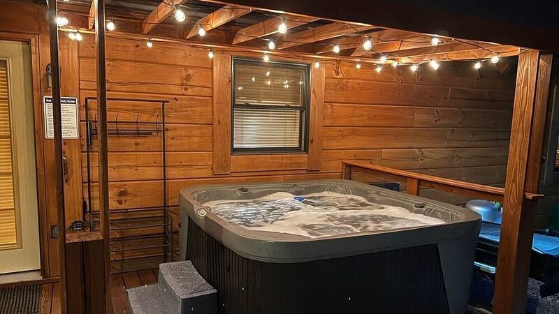 Naked Creek Cabin, cabin with a private hot tub