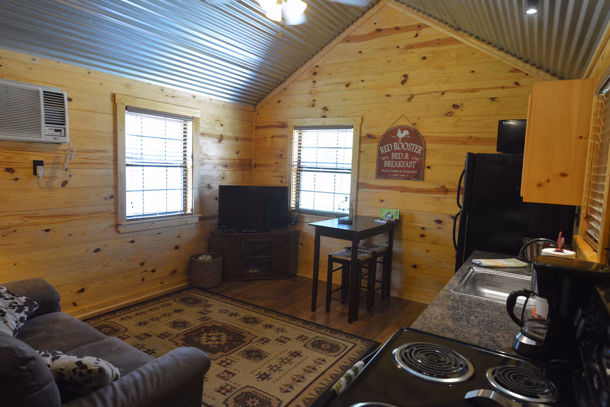 The Smokehouse, cabin with a private hot tub, photo 3