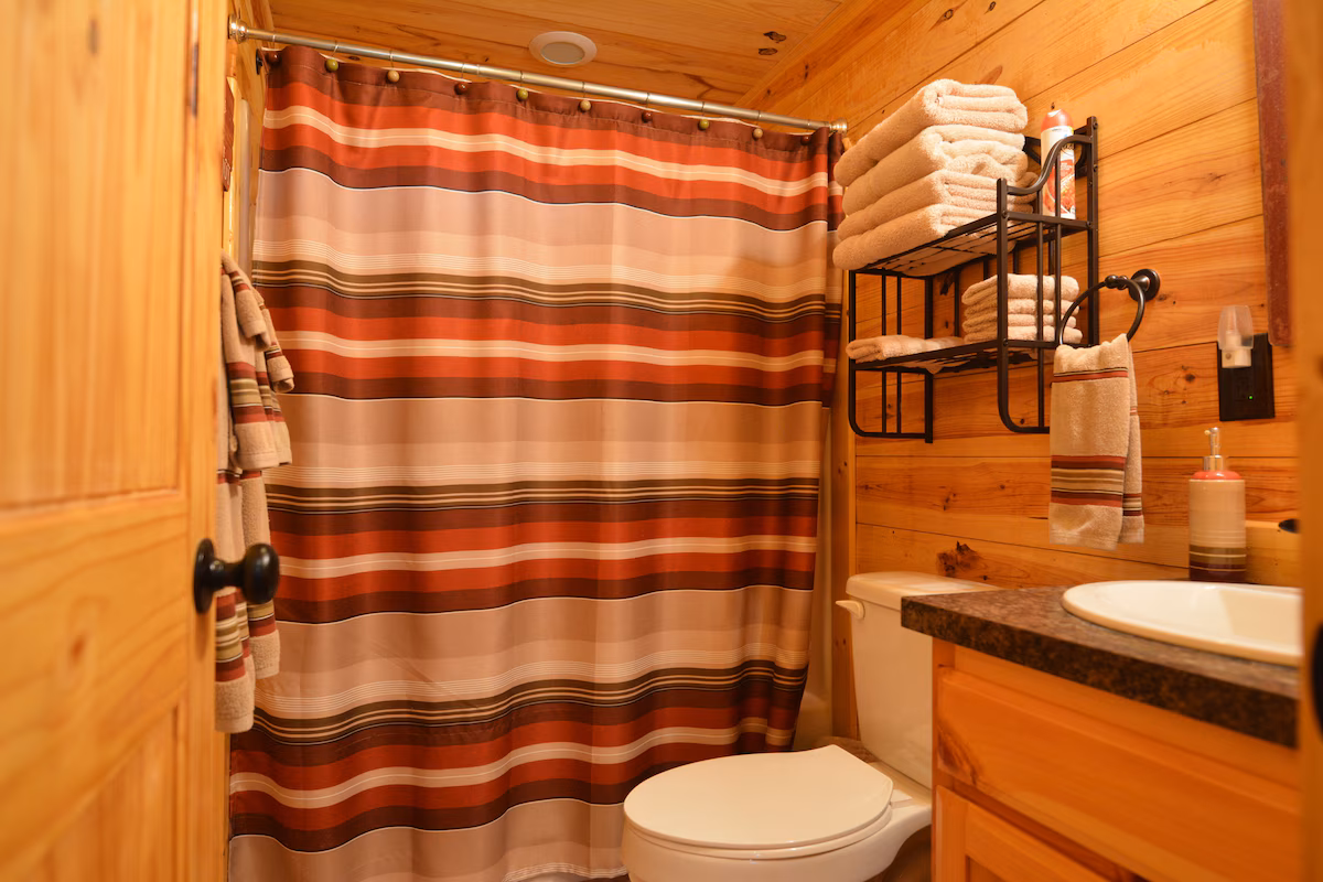 The Smokehouse, cabin with a private hot tub, photo 6
