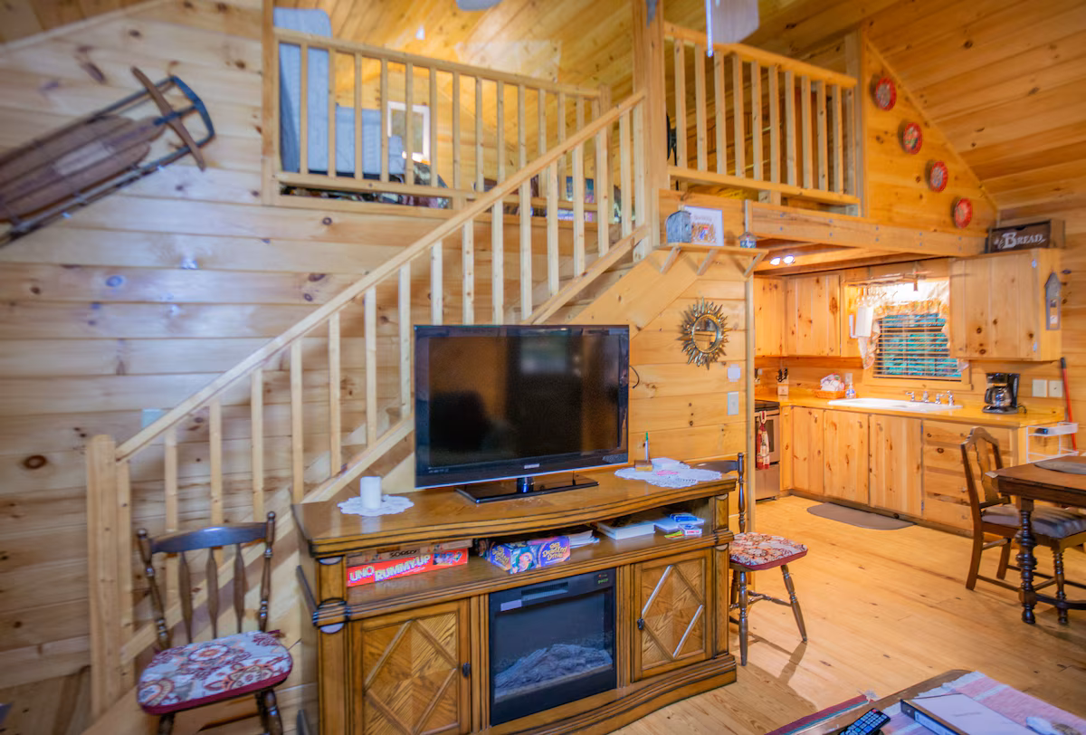 Peaceful Cabin, cabin with a private hot tub, photo 4