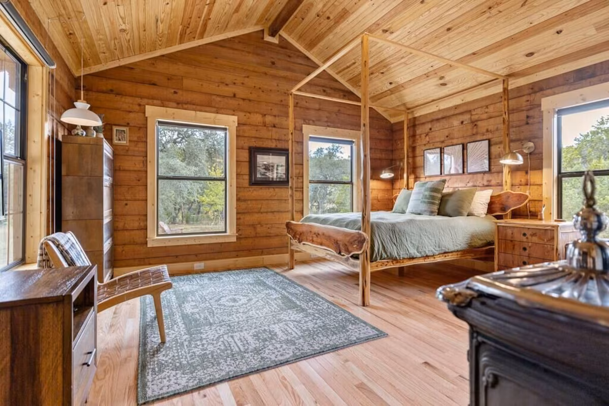 Three Graces cabin, cabin with a private hot tub, photo 3