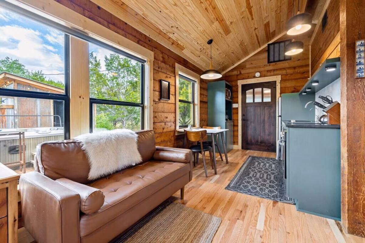 Three Graces cabin, cabin with a private hot tub, photo 4