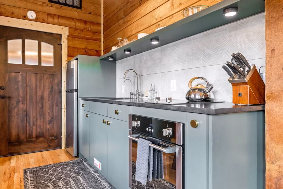 Three Graces cabin, cabin with a private hot tub, photo 5
