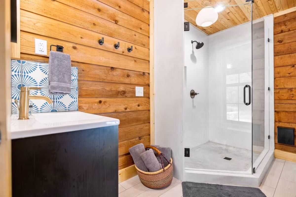 Three Graces cabin, cabin with a private hot tub, photo 7