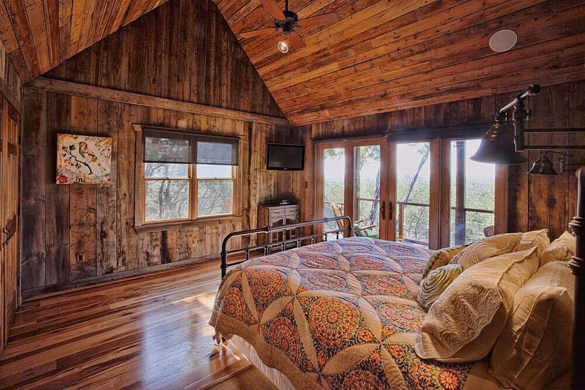 Romantic Luxury Cabin!, cabin with a private hot tub, photo 4