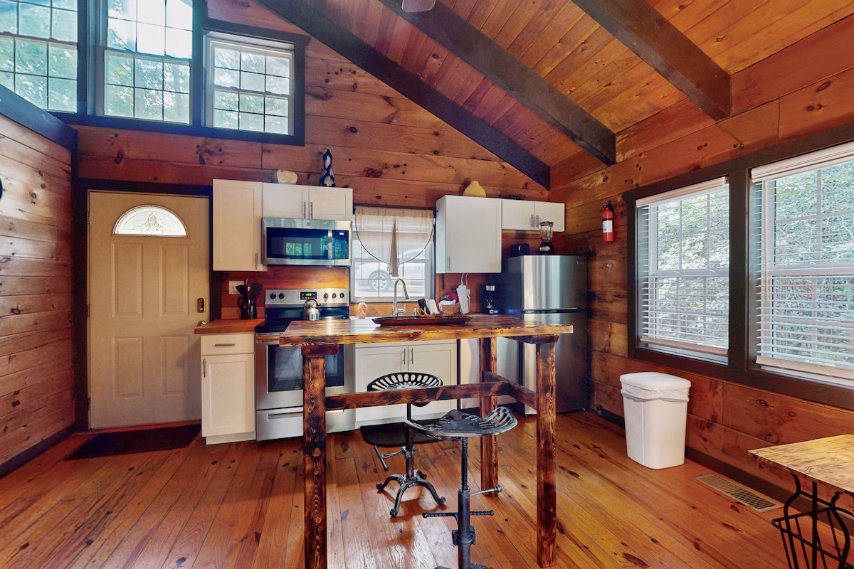 Secluded Cabin, cabin with a private hot tub, photo 3