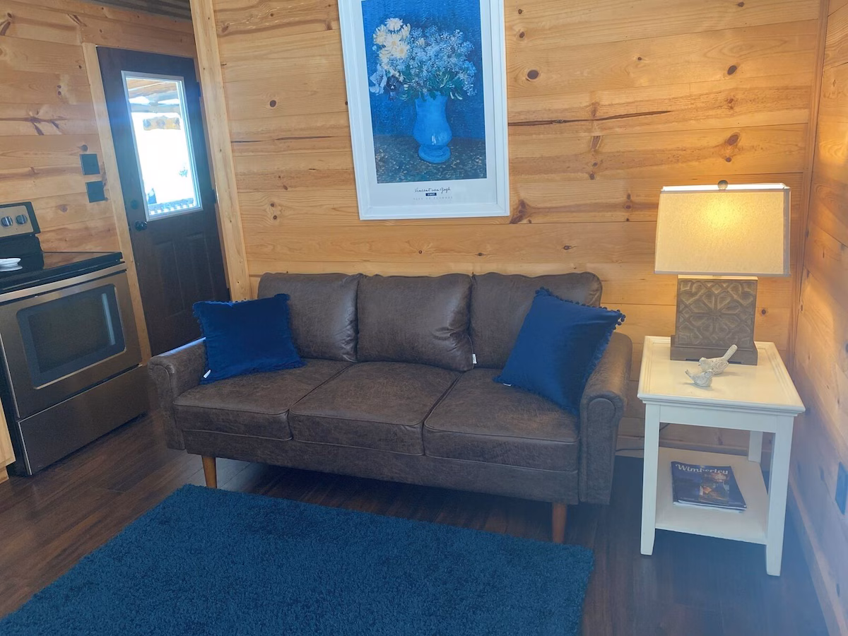Country Chic Cabin, cabin with a private hot tub, photo 3