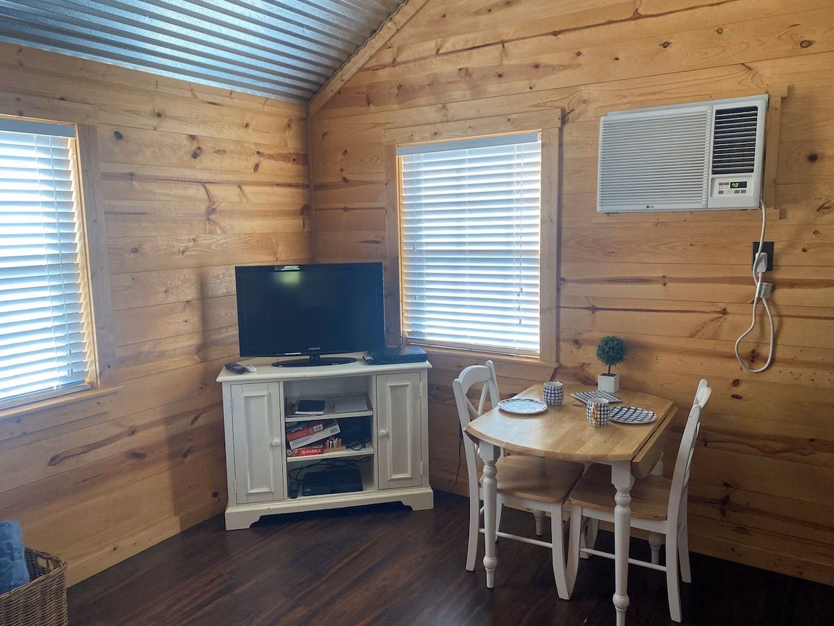 Country Chic Cabin, cabin with a private hot tub, photo 4