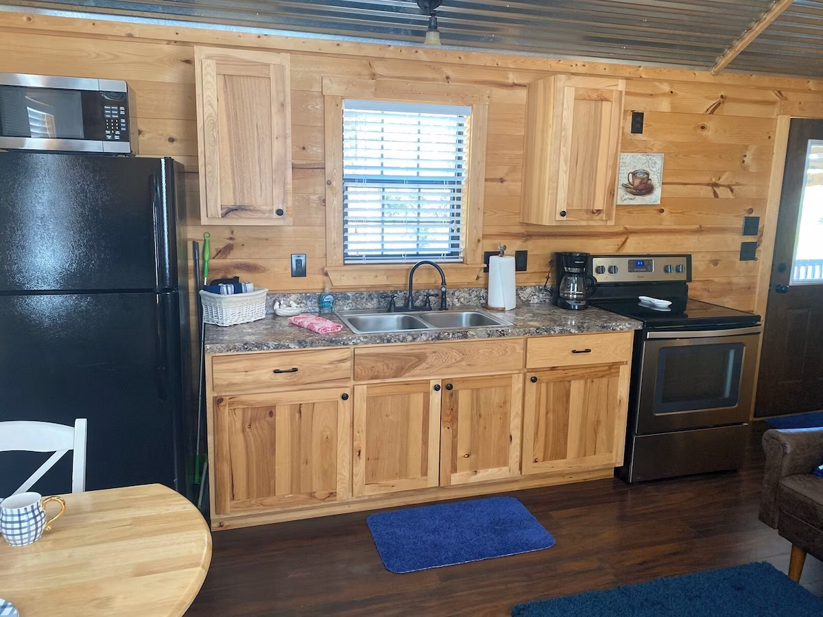 Country Chic Cabin, cabin with a private hot tub, photo 5