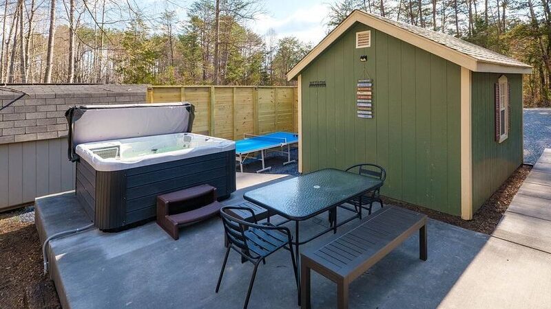 Stream On Cabins, cabin with a private hot tub