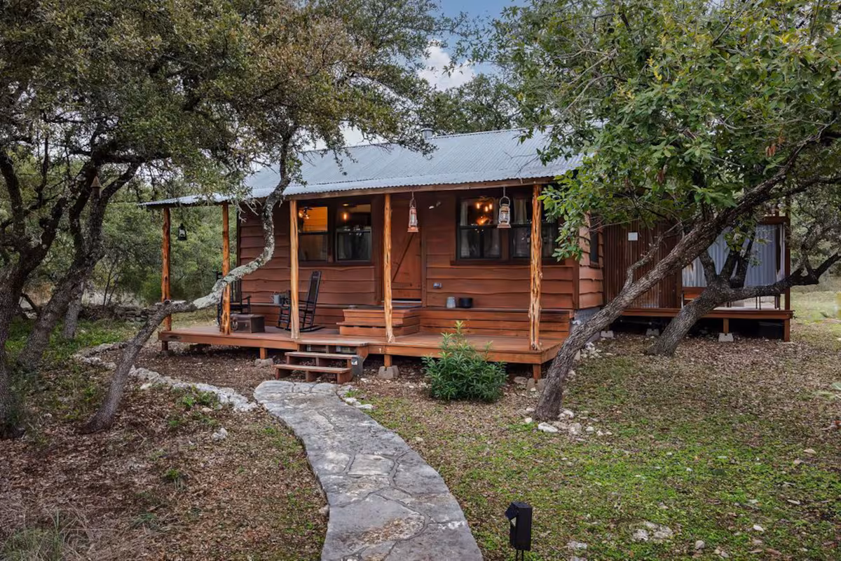 The Moonshiner Cabin, cabin with a private hot tub, photo 2