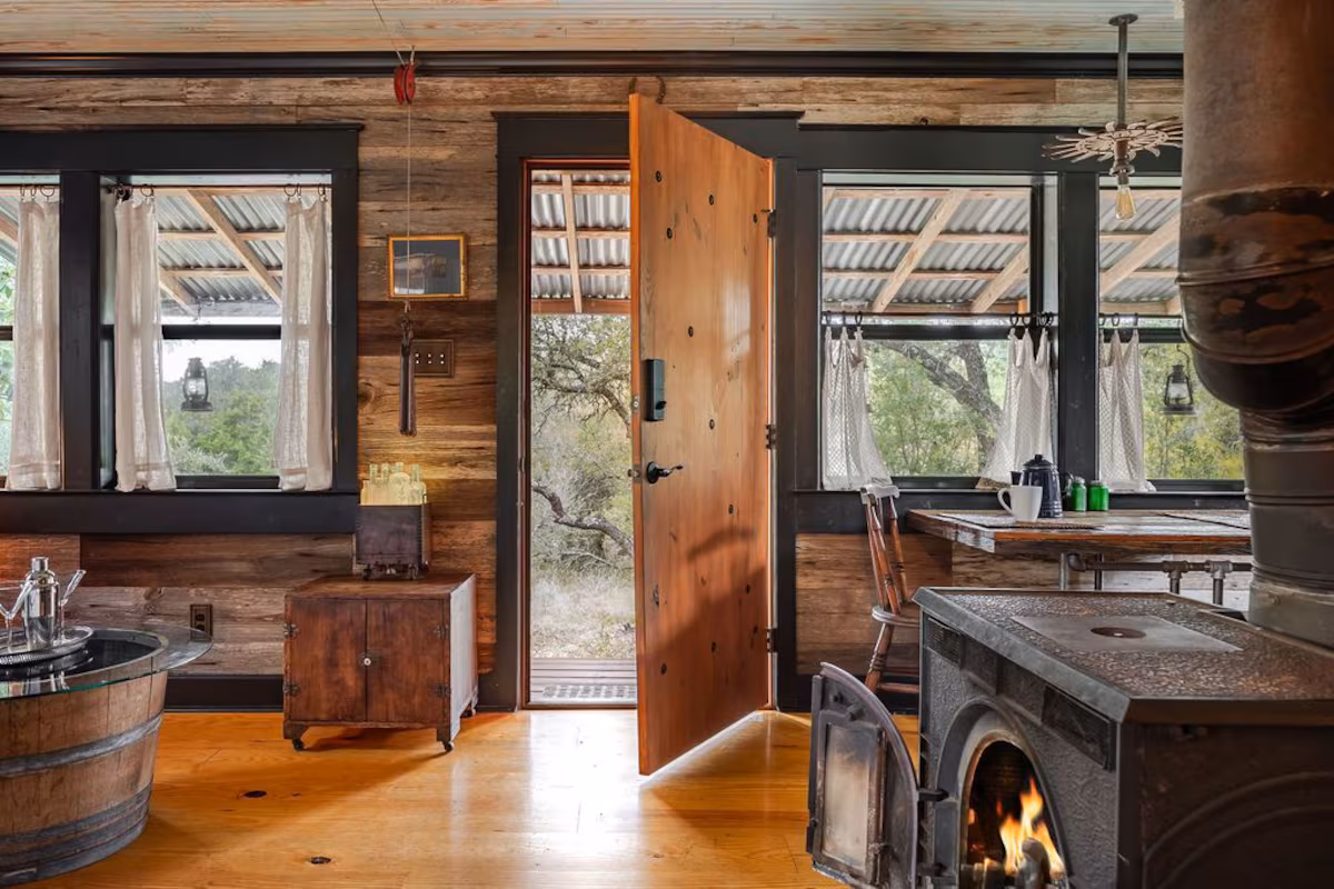 The Moonshiner Cabin, cabin with a private hot tub, photo 4