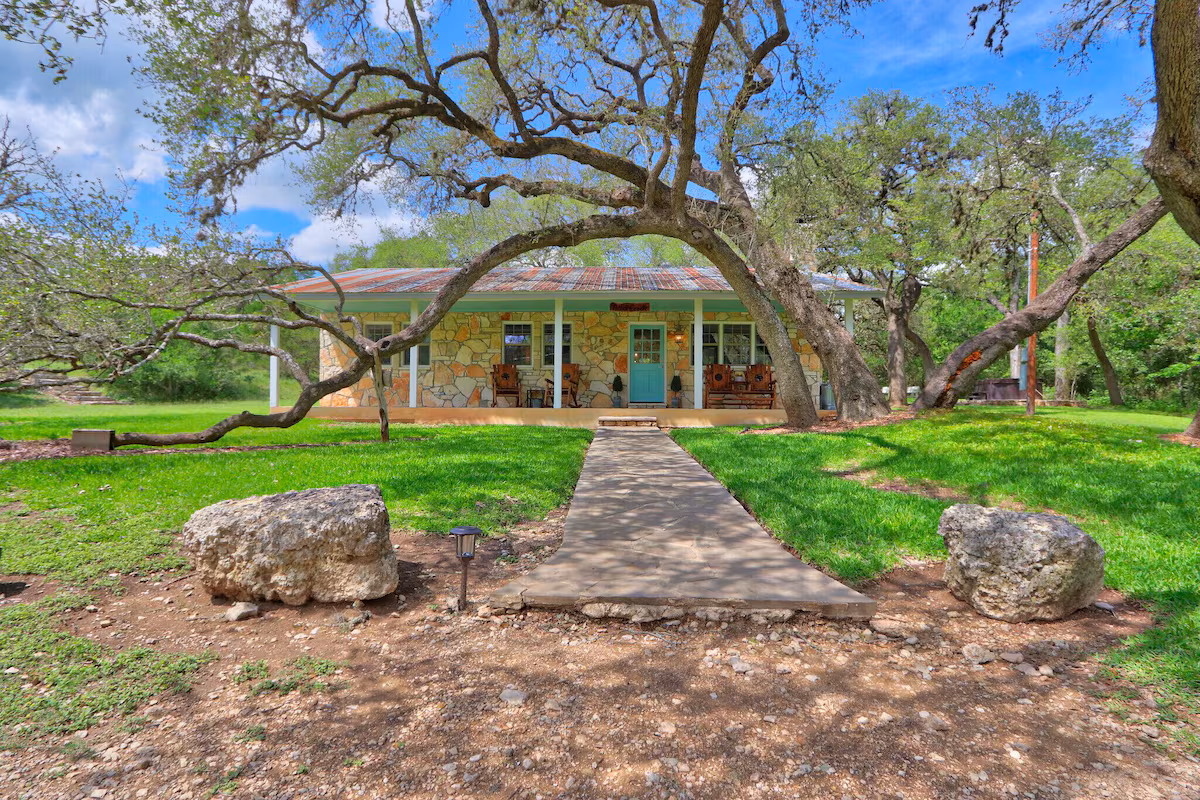 Private Oasis iN Hill County, cabin with a private hot tub, photo 2