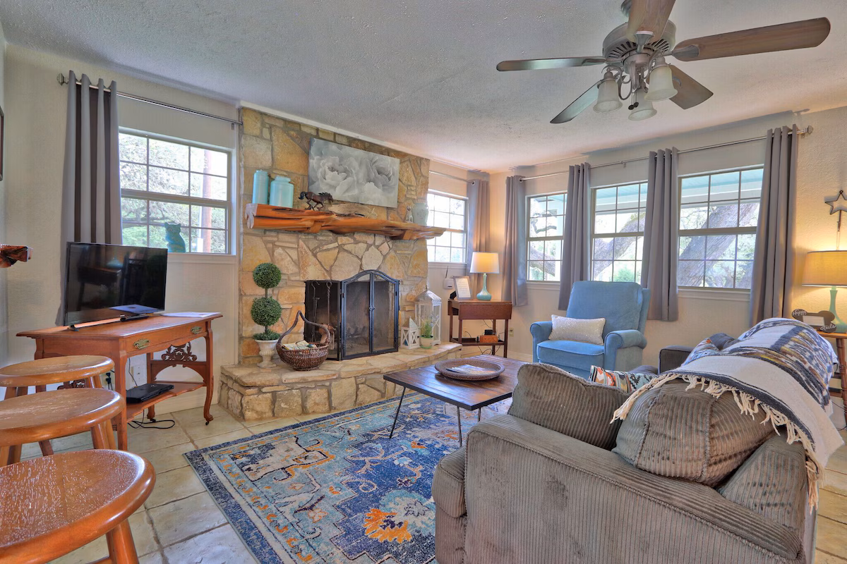 Private Oasis iN Hill County, cabin with a private hot tub, photo 3