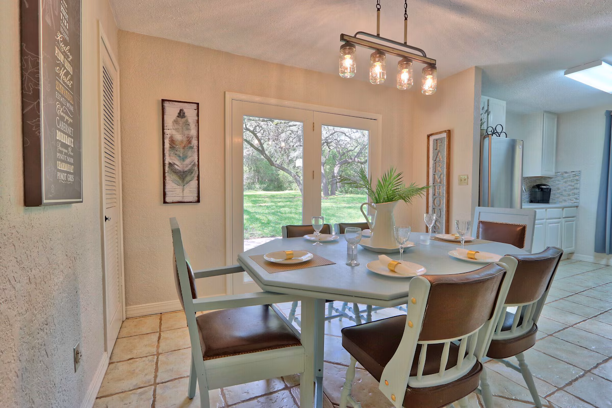 Private Oasis iN Hill County, cabin with a private hot tub, photo 4