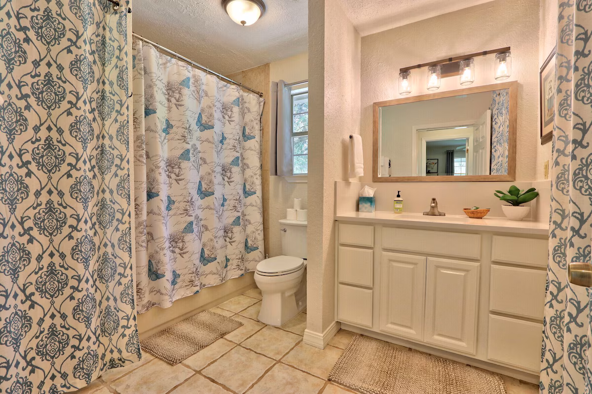 Private Oasis iN Hill County, cabin with a private hot tub, photo 7