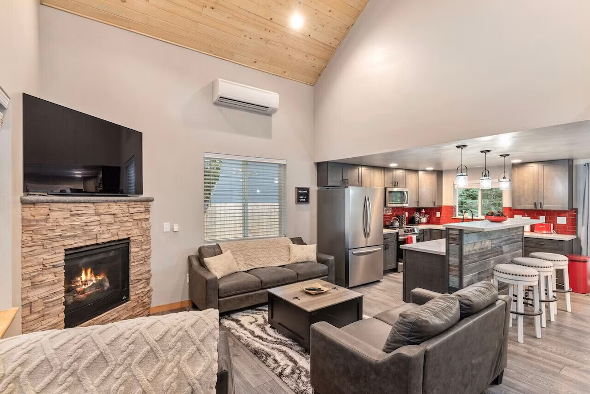 Bear Creek Cabin, cabin with a private hot tub, photo 7