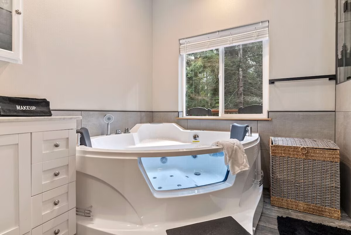 Bear Creek Cabin, cabin with a private hot tub, photo 5