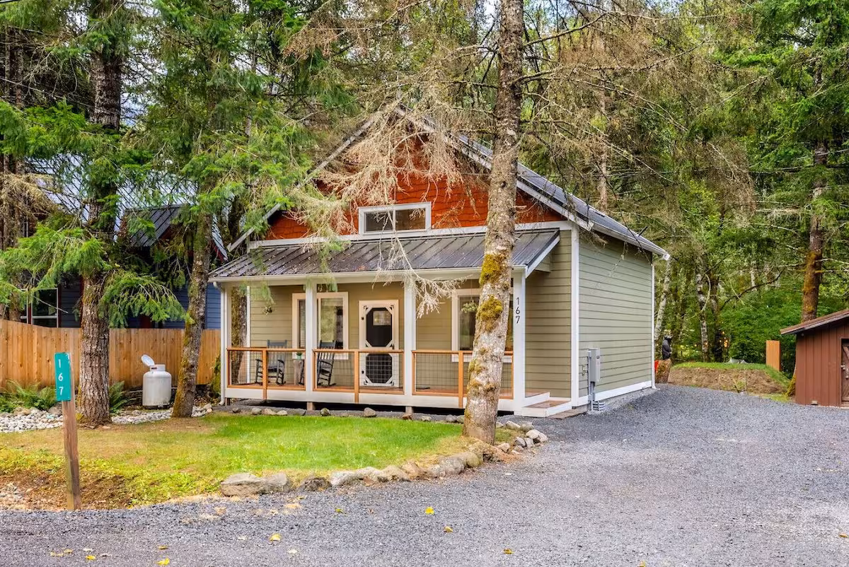 Bear Creek Cabin, cabin with a private hot tub, photo 4