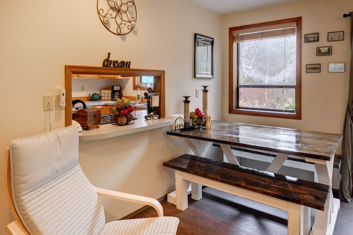 Cedar creek cabin, cabin with a private hot tub, photo 7