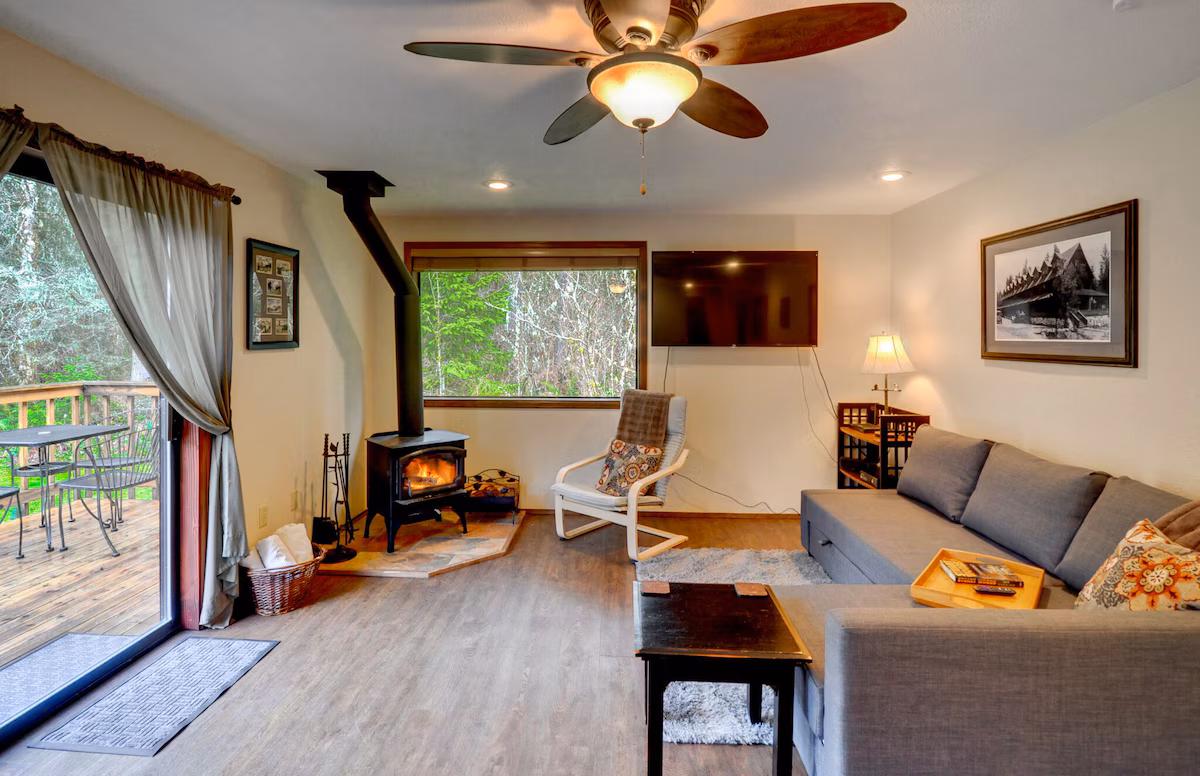 Cedar creek cabin, cabin with a private hot tub, photo 5