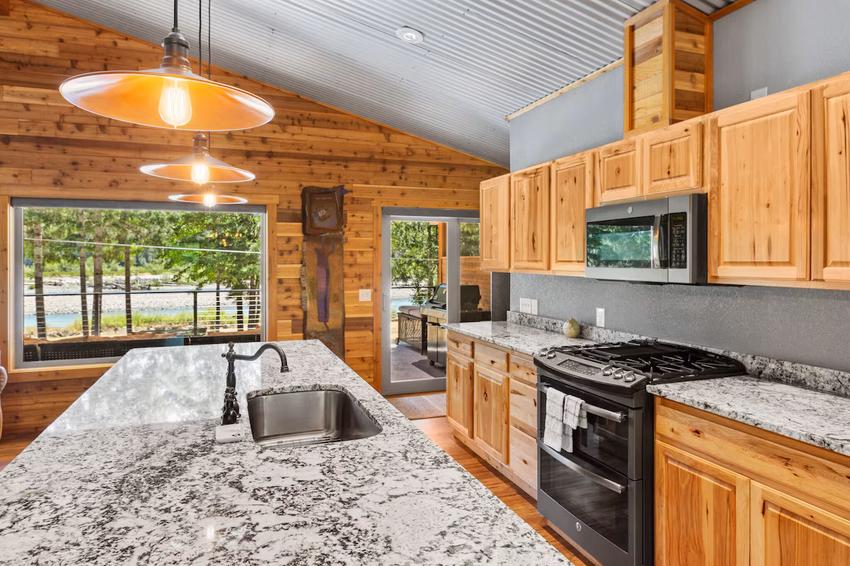 Cowlitz Manor House, cabin with a private hot tub, photo 8