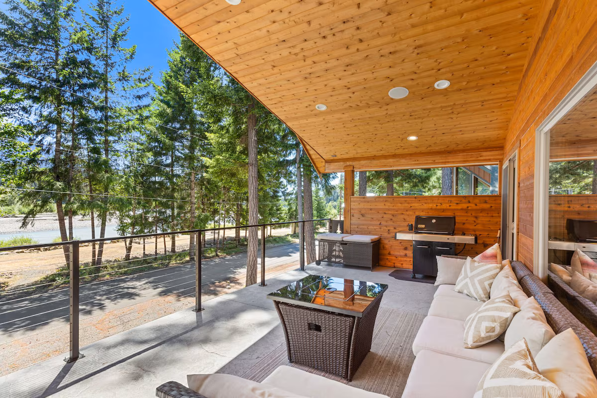 Cowlitz Manor House, cabin with a private hot tub, photo 7