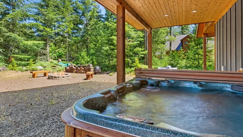 Cowlitz Manor House, cabin with a private hot tub, photo 1