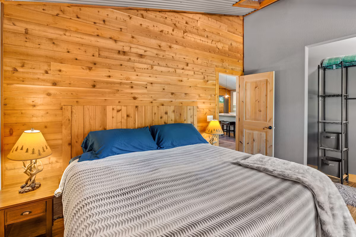 Cowlitz Manor House, cabin with a private hot tub, photo 5