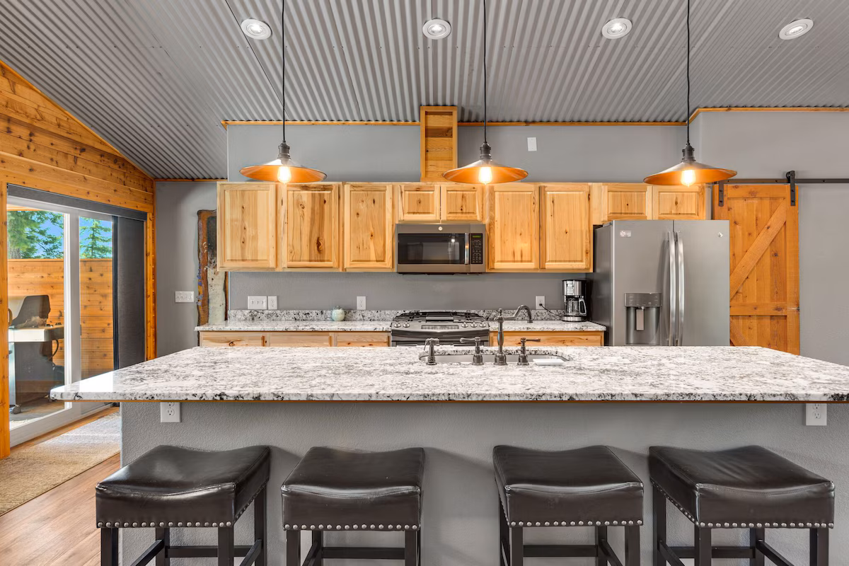 Cowlitz Manor House, cabin with a private hot tub, photo 4