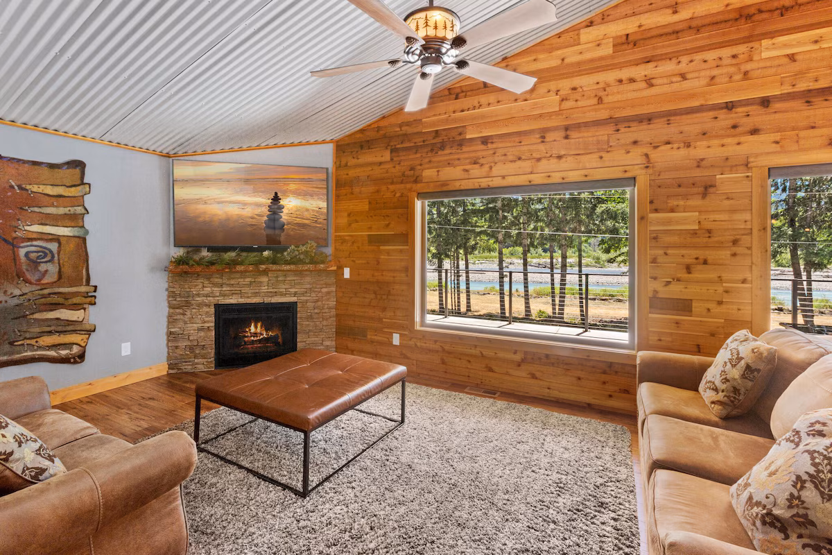Cowlitz Manor House, cabin with a private hot tub, photo 3