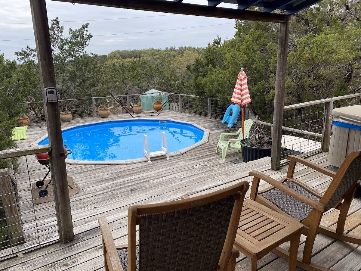 Romantic Cozy Cottage, cabin with a private hot tub, photo 2