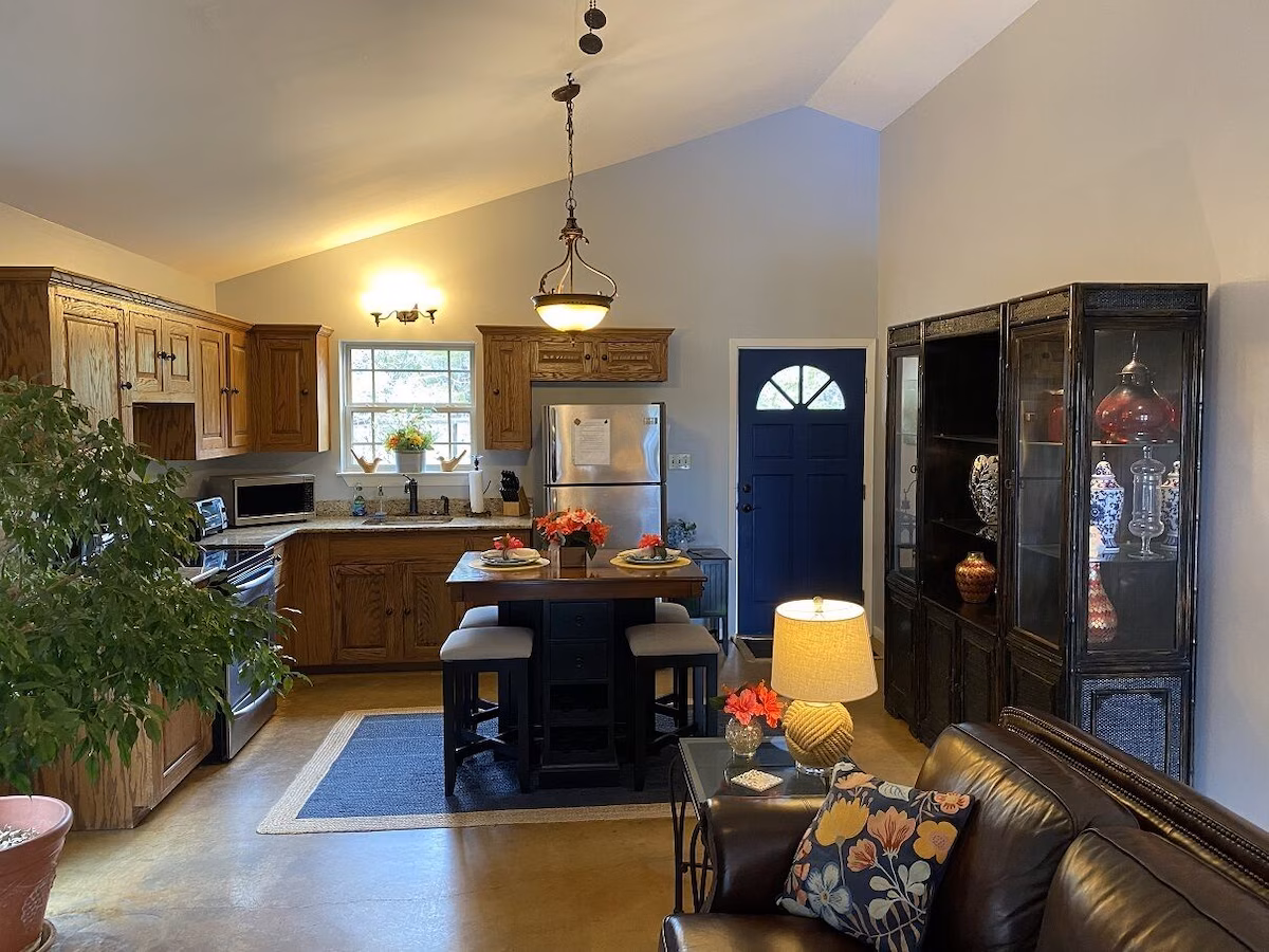 Romantic Cozy Cottage, cabin with a private hot tub, photo 3