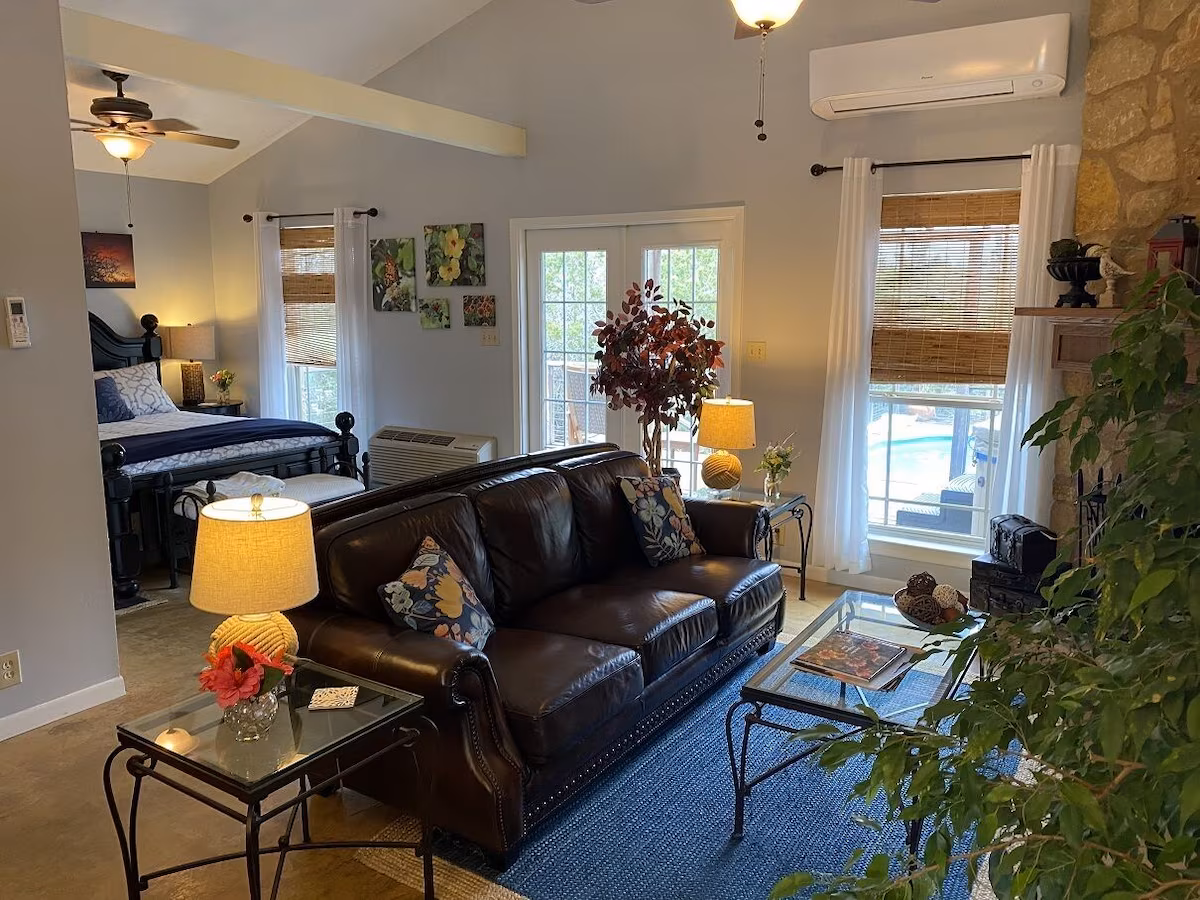 Romantic Cozy Cottage, cabin with a private hot tub, photo 4