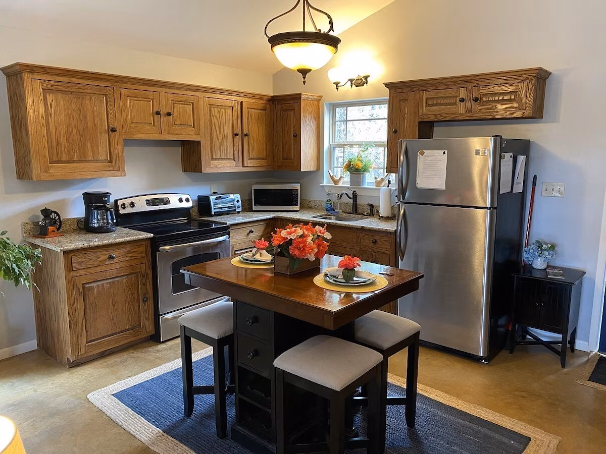 Romantic Cozy Cottage, cabin with a private hot tub, photo 5