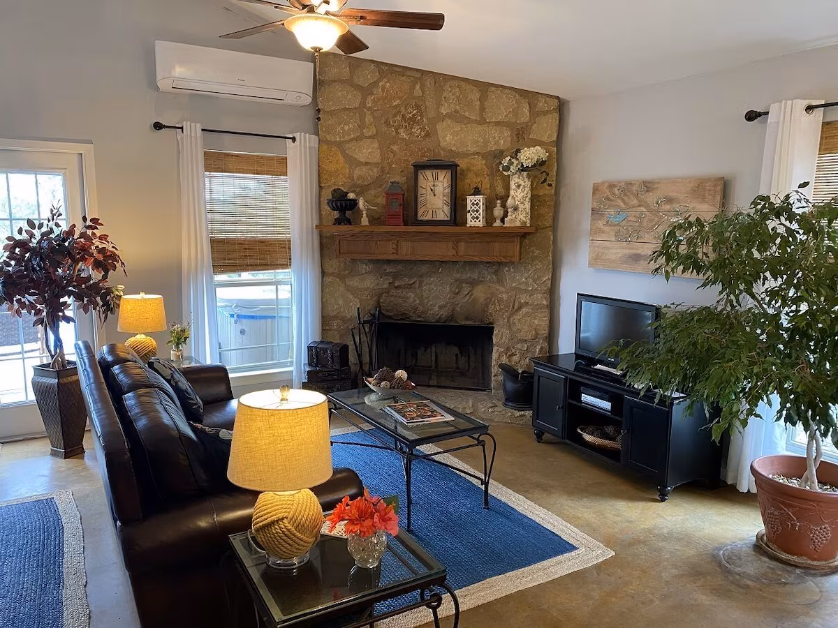 Romantic Cozy Cottage, cabin with a private hot tub, photo 6