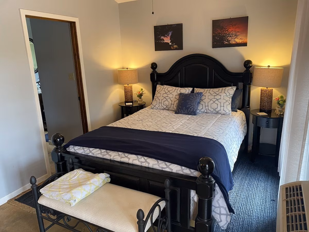 Romantic Cozy Cottage, cabin with a private hot tub, photo 7