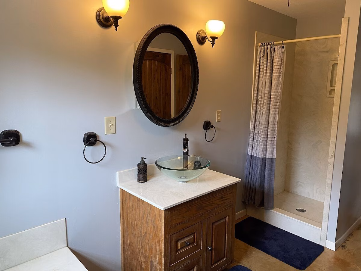 Romantic Cozy Cottage, cabin with a private hot tub, photo 8