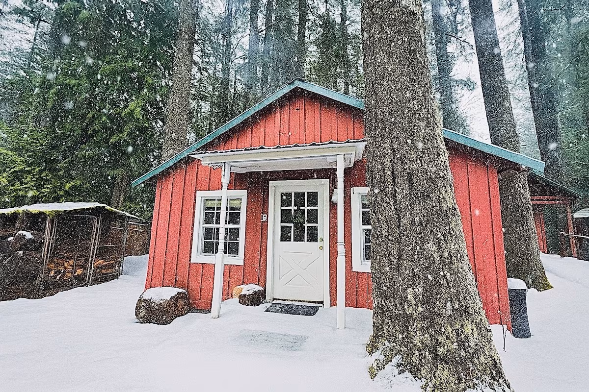 The Little Lolo Lodge, cabin with a private hot tub, photo 5