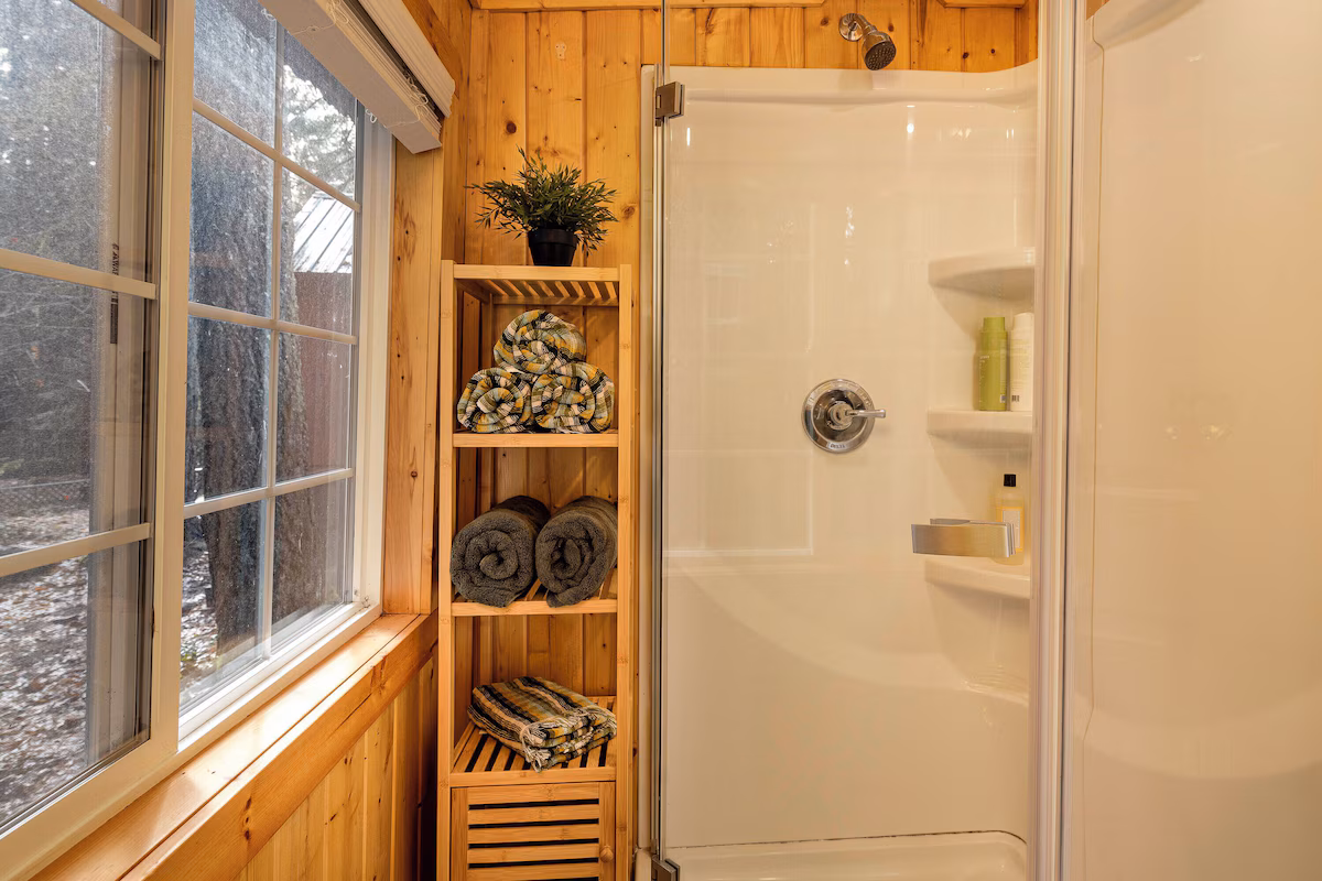 The Little Lolo Lodge, cabin with a private hot tub, photo 4